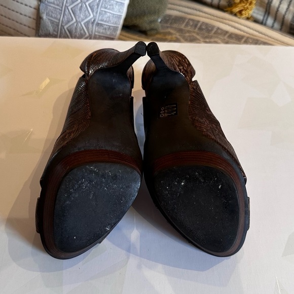 ✅2 for $50✅ 
BCBGMAXAZRIA Pump - GUC 6M. - Picture 4 of 4